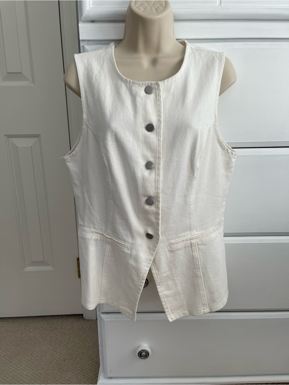 Le Lis Cream Sleeveless Structured Tank Top